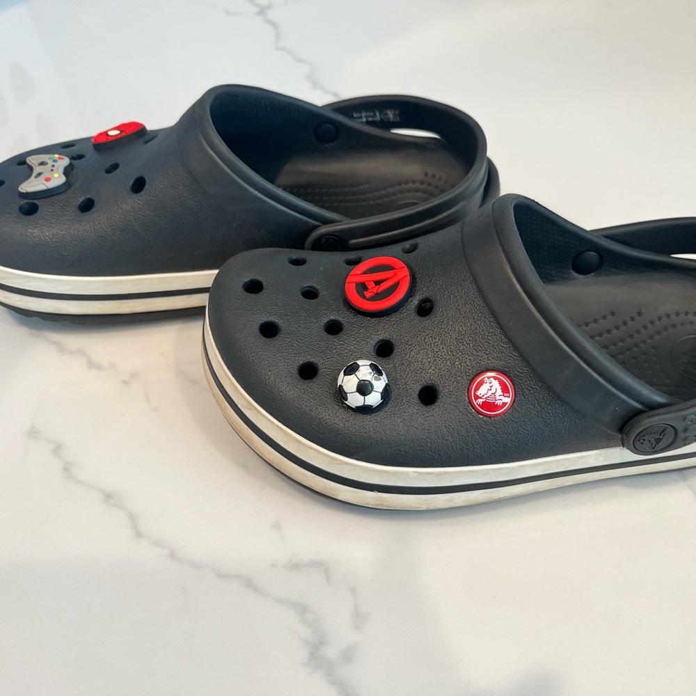 Crocs Boys CrocBand, Blue stripe Size 5Y, 4 jibbitz included, great condition